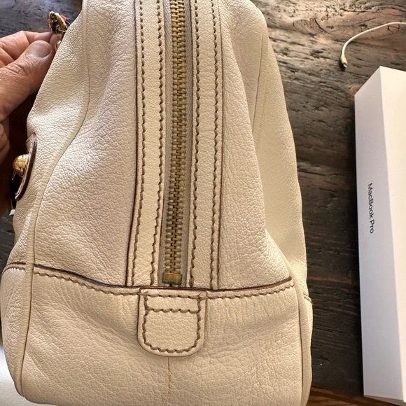 Gucci White and Gold Shoulder Bag with Chain-Link Handle - Picture 4 of 6